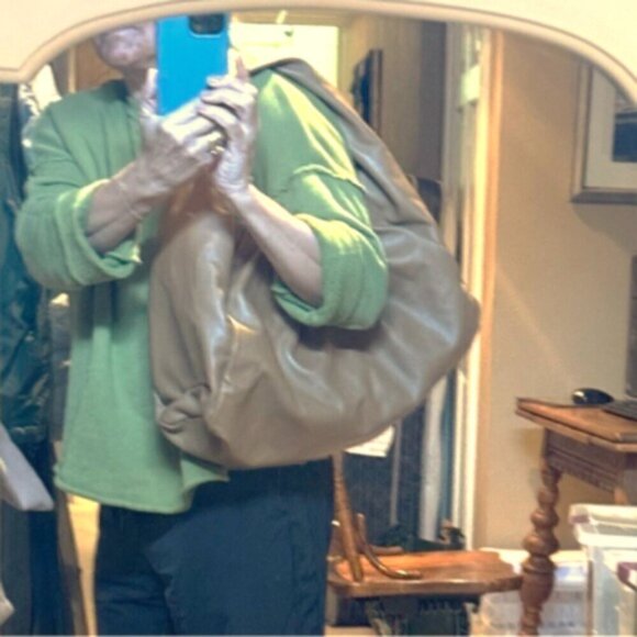 Bottega Veneta The Pouch Size Large Tan Leather Slouchy - Picture 9 of 16